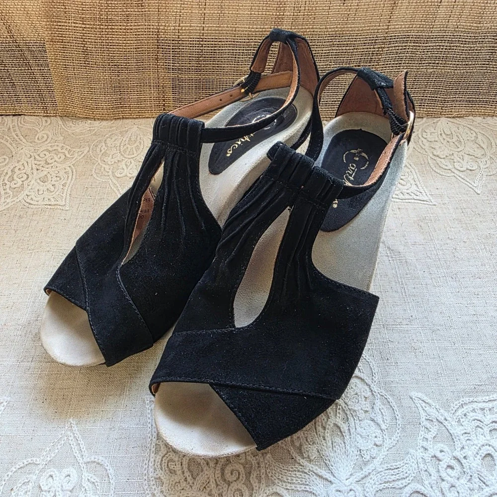 Earthies Veria Too Wedge Sandals 8.5 Black Suede Pleated T-Strap Peep Toe Shoes